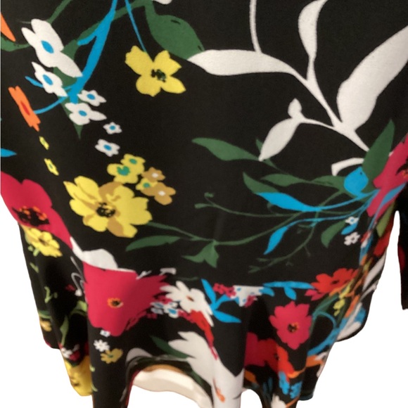 August Silk pullover floral top size medium - Picture 5 of 7